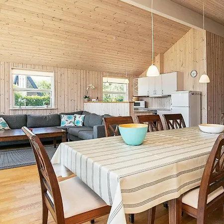 Holiday home Four-bedroom In 4